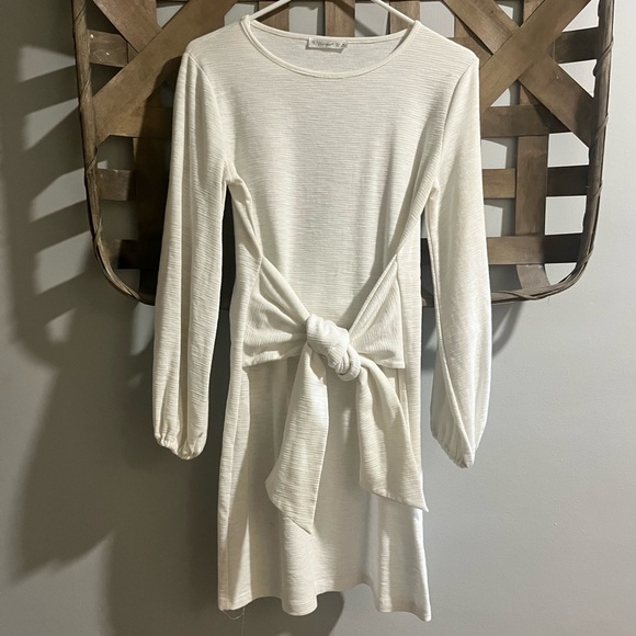 R. Vivimos Dresses & Skirts - Elegant White Long Sleeve Dress